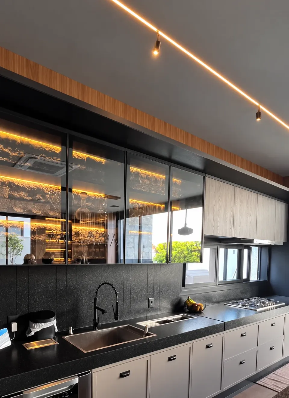 Cozinha com cristaleira em marcenaria planejada