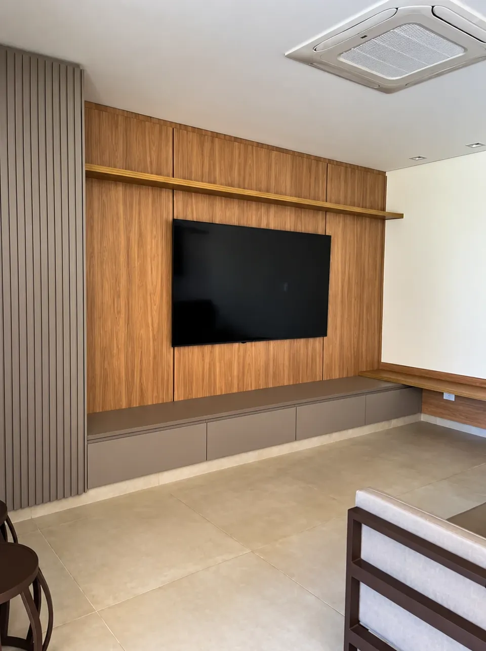 Sala com painel de TV em marcenaria sob medida