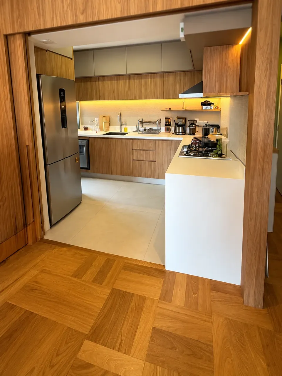 Cozinha com marcenaria em madeira